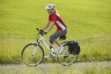 Radrennfahrerin auf dem Weg - MRF00892