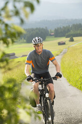 Radfahrer auf einem Feldweg - MRF00891