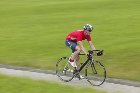 Rennradfahrer auf dem Weg, lizenzfreies Stockfoto