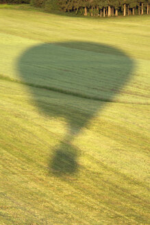 Grüne Landschaft mit Schatten eines Heißluftballons - GNF00929