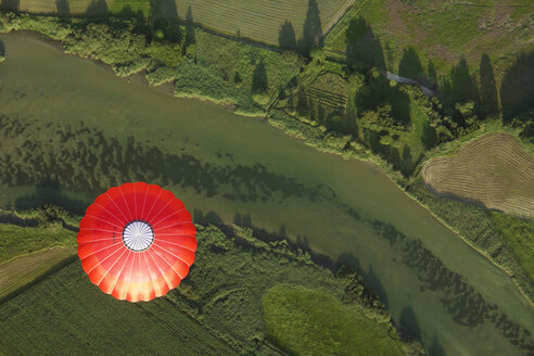 Ballonfahrt über grüne Landschaften - GNF00922