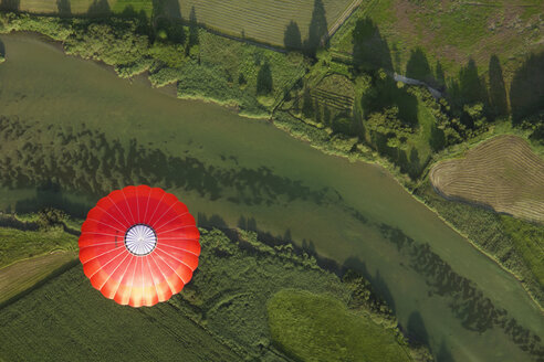 Balloon trip over green landscapes - GNF00922