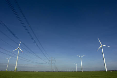 Deutschland, Windräder im Feld, lizenzfreies Stockfoto