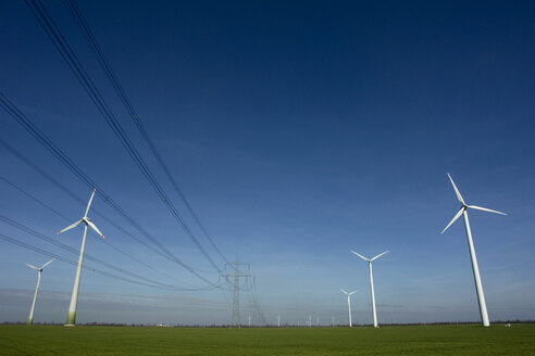 Deutschland, Windräder im Feld - GNF00921