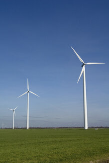 Germany, wind wheels in field - GNF00920