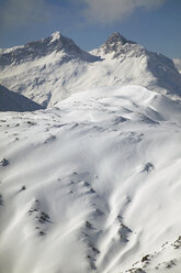 Österreich, Vorarlberg, Lech, verschneites Gebirge - MRF00914