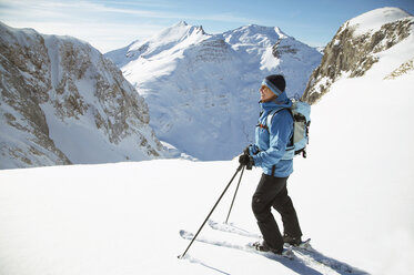 Österreich, Vorarlberg, Madloch, Skifahrerin - MRF00910