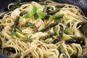 Spaghetti mit grünem Spargel und Basilikum - 06719CS-U
