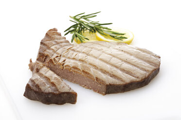 Gegrilltes Thunfischsteak, Nahaufnahme - 06684CS-U