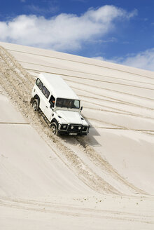 Südafrika, Landrover in den Dünen - SHF00161