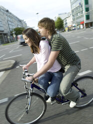 Junges Paar auf dem Fahrrad - KMF00957