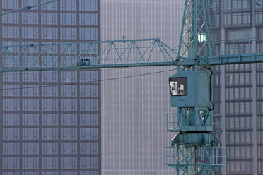 Deutschland, Frankfurt, Kran gegen Hochhaus - TLF00024