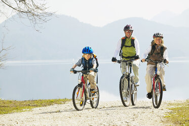 Germany, Bavaria, Walchensee lake, family biking - MRF00893