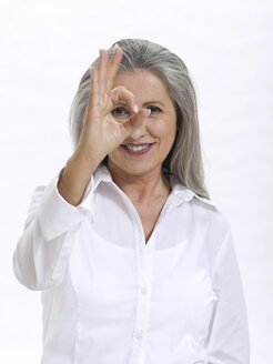 Ältere Frau macht Handgesten - WESTF05401