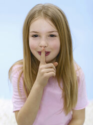 Girl (6-7), finger om mouth, portrait - WESTF05321