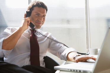 Business man in office, phoning - WESTF05580