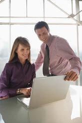 Businesspeople using a laptop, teamwork - WESTF05493