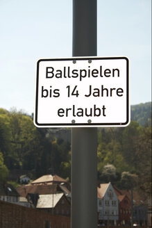 Hinweisschild für Ballspiele, Nahaufnahme - THF00597