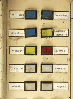 Drucktasten mit Hinweisschildern, Nahaufnahme - THF00595