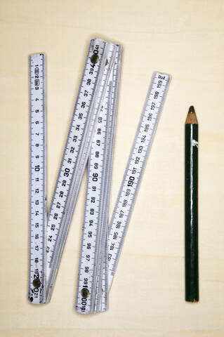 Gliedermaßstab und Bleistift, Nahaufnahme, lizenzfreies Stockfoto