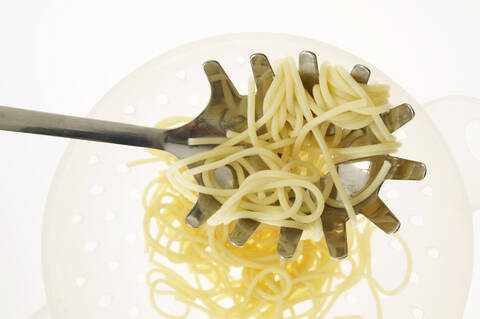 Spaghetti auf Schöpflöffel, Nahaufnahme, lizenzfreies Stockfoto