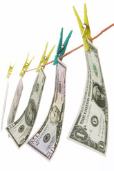 US-Dollar-Notes on clothesline, close-up - THF00542