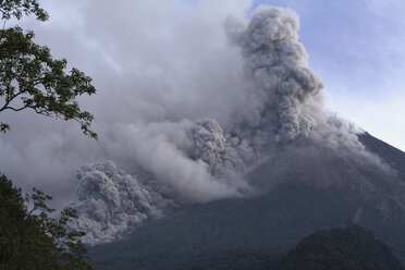 Indonesien, Rauch steigt vom Vulkan auf - RM00161