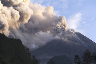 Indonesien, Rauch steigt vom Vulkan auf - RM00155