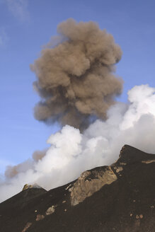 Italien, Stromboli, Aschewolke - RM00140