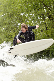 Junger Mann beim Surfen - PKF00061