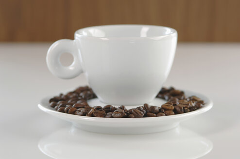 Tasse Kaffee mit gerösteten Kaffeebohnen - ASF03212