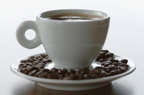 Tasse Kaffee mit gerösteten Bohnen, Nahaufnahme - ASF03164