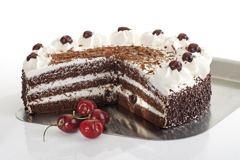 Schwarzwälder Kirschtorte und frische Kirschen - 06757CS-U