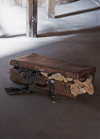 Alter Koffer auf dem Dachboden, Nahaufnahme, lizenzfreies Stockfoto