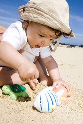 Baby (6-9 Monate) spielt am Strand, Porträt - LDF00500