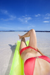Frau beim Sonnenbaden am Strand, Nahaufnahme - LDF00493
