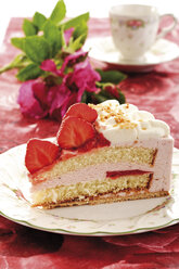 Erdbeer-Sahne-Torte auf Teller, Nahaufnahme - 06786CS-U