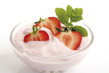 Strawberry cream in bowl, close-up - 06770CS-U