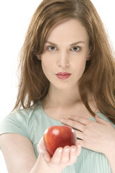 Junge Frau hält Apfel - CLF00398