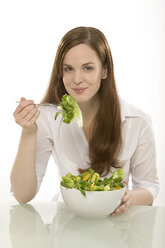 Frau isst eine Schüssel mit Salat, Porträt - CLF00383