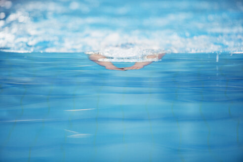 Person schwimmt im Pool - WEST05851