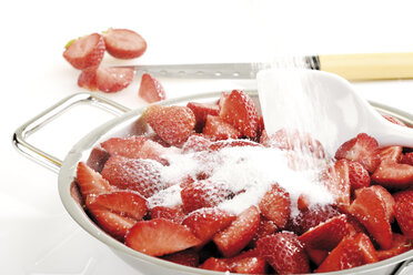 Strawberries with sugar in bowl - 06835CS-U