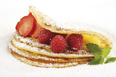 Strawberry pancakes on plate, close-up - 06814CS-U