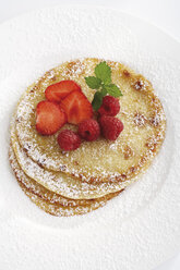 Strawberry pancakes on plate, close-up - 06813CS-U