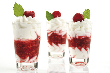 Himbeeren mit Schlagsahne im Glas, Nahaufnahme - 06877CS-U