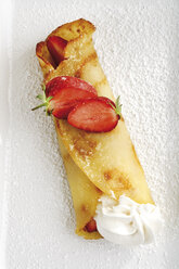 Strawberry pancake, close-up - 06908CS-U