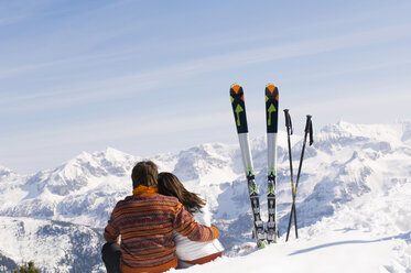 Couple in mountains, rear view - HHF01437