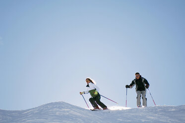 Austria, Salzburger Land, Couple skiing in mountains - HHF01405