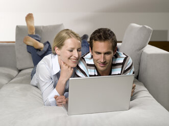 Couple on sofa, using laptop - WESTF05992