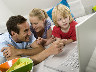 Familie benutzt Laptop - WESTF05978